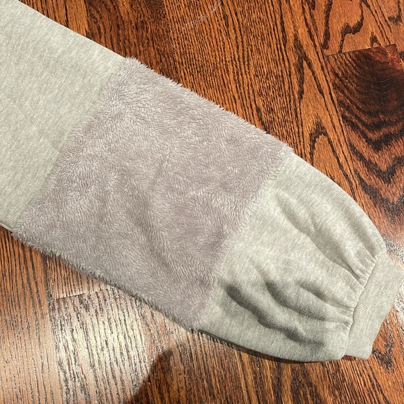 Gray Sweater (M) - Picture 2 of 3